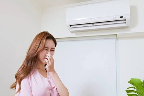 Máy lạnh xuất hiện mùi gas, mùi hóa chất hoặc mùi ẩm mốc kéo dài