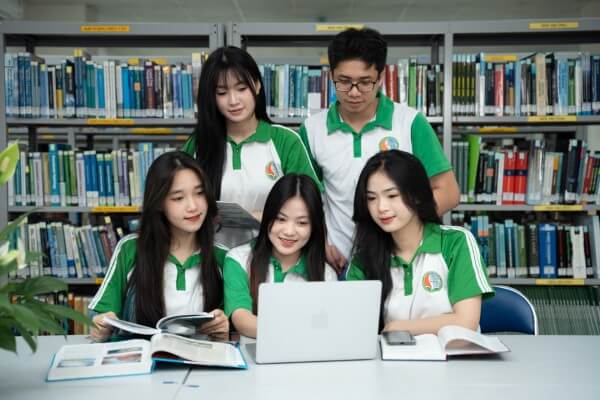 Điểm chuẩn nhóm ngành kinh tế và dịch vụ thường cao hơn các ngành khác