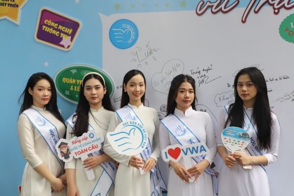 Điểm chuẩn xét học bạ năm 2025 cao hơn xét điểm thi THPT từ 1–2 điểm
