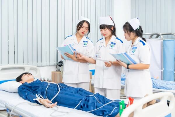 Khối ngành Sức khỏe có điểm chuẩn xét tuyển cao