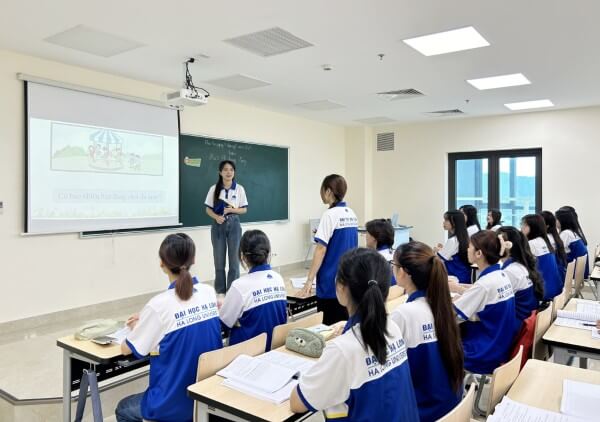 Ưu tiên xét tuyển các thí sinh sở hữu IELTS hoặc chứng chỉ ngoại ngữ quốc tế
