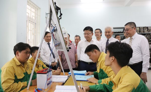 Điểm chuẩn các ngành xét theo điểm đánh giá đầu vào V-SAT từ 196 đến 288,22 điểm