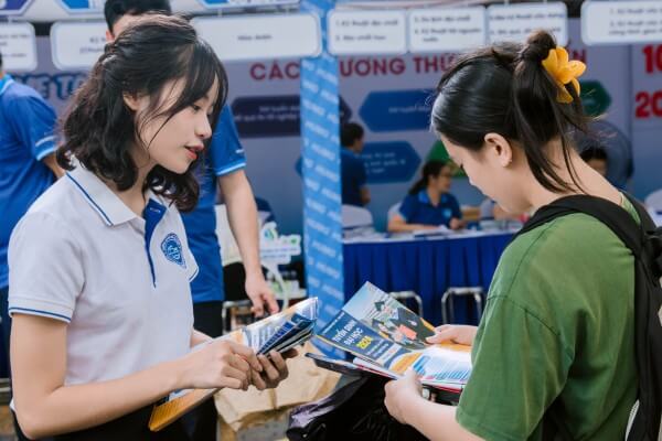 Các nhóm ngành công nghệ, ngôn ngữ và kỹ thuật hiện đại có điểm chuẩn cao