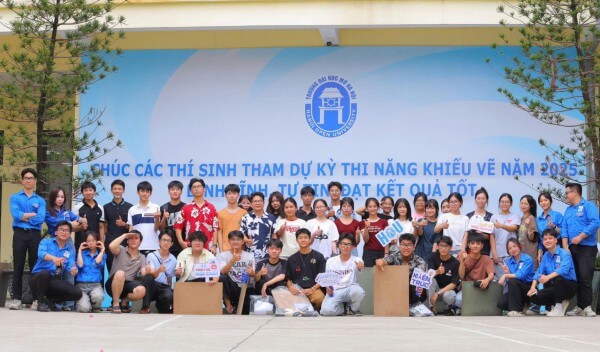 So sánh điểm chuẩn tuyển sinh của trường năm 2025 với năm 2024
