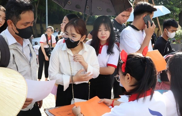 Xu hướng biến động điểm chuẩn 2025 so với 2024 và 2023