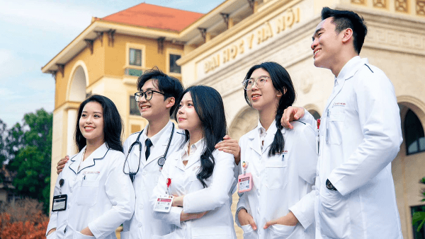 Điểm chuẩn 2025 có xu hướng giảm nhẹ nhưng vẫn duy trì ở mức rất cao
