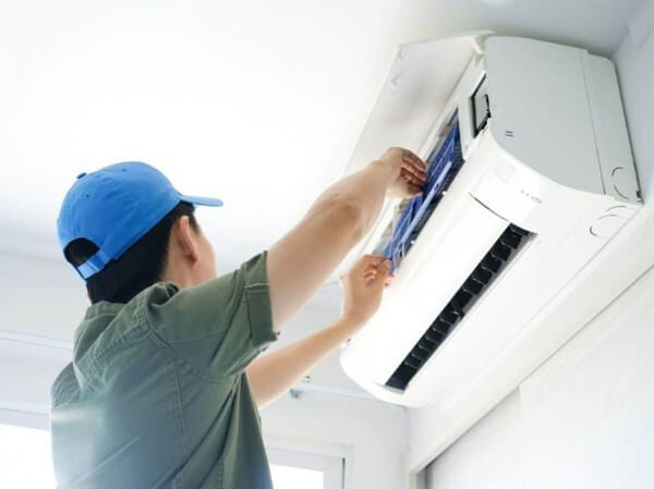 Tiến hành vệ sinh lưới lọc bị bám nhiều bụi bẩn