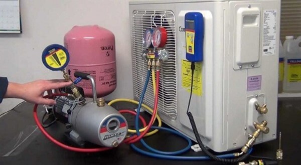 Block điều hòa bị hỏng khiến quạt chạy nhưng không tạo hơi lạnh