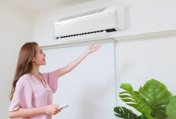Mở điều hòa để kiểm tra hoạt động của quạt hoặc máy nén