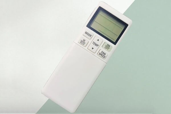 Vệ sinh điều khiển điều hòa và bảo quản nơi khô ráo