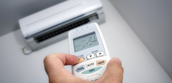 Dùng điều khiển trong khoảng cách phù hợp và hướng trực tiếp về phía mắt nhận