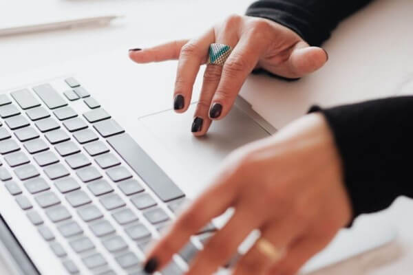 Dùng chuột hoặc Trackpad nhấn biểu tượng Reload cạnh thanh địa chỉ