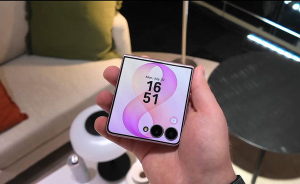 Galaxy Z Flip8 nhỏ gọn trong lòng bàn tay