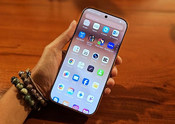 Máy sở hữu màn hình AMOLED với khả năng hiển thị hơn 1 tỷ màu