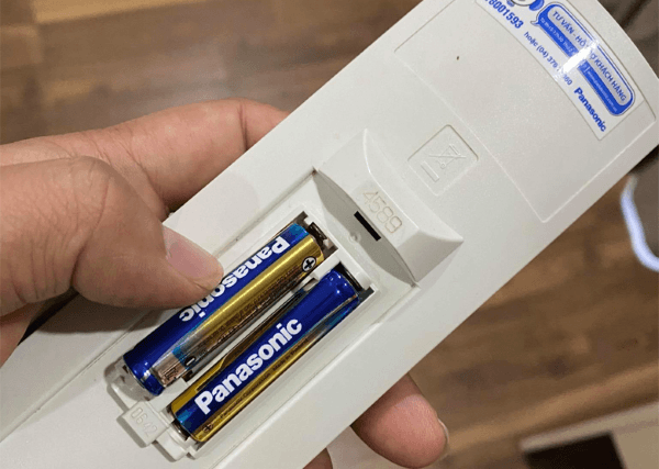 Thử thay pin và kiểm tra tiếp điểm pin