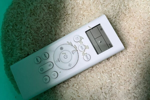 Cách làm khô điều khiển bị vào nước hoặc hơi ẩm xâm nhập