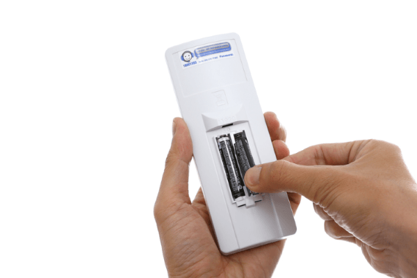 Đảm bảo pin remote được lắp đúng chiều theo ký hiệu (+) và (-)