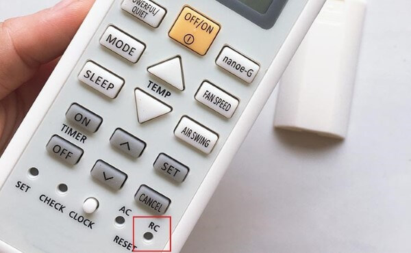 Nhấn nút RESET trên điều khiển điều hòa