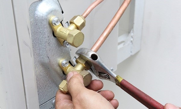Các vị trí mối hàn trên dàn nóng hoặc dàn lạnh có thể bị hở do nứt ống đồng