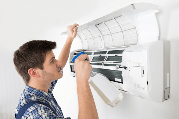 Dàn lạnh bị bụi bẩn tích tụ cản trở lưu thông không khí