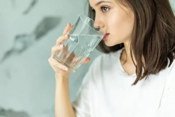 Nuốt một số thực phẩm mềm có thể giúp kéo mảnh xương xuống
