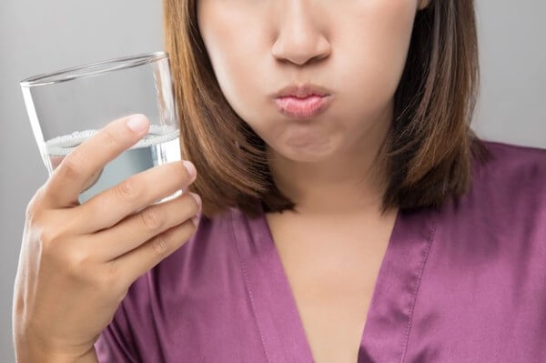 Hãy thử ho nhẹ vài lần có thể làm bật mảnh xương nhỏ ra khỏi vị trí mắc