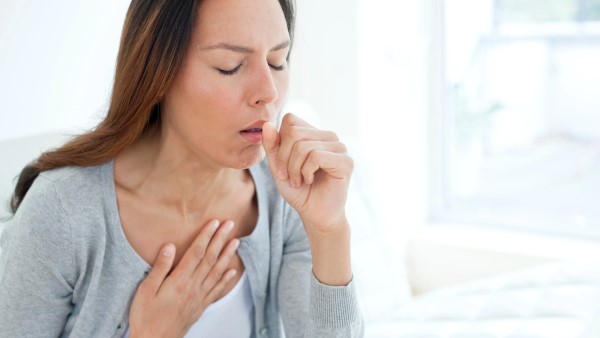 Soi kiểm tra bằng đèn pin xem có thể lấy xương ra bằng dụng cụ sạch