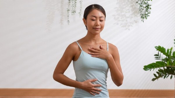 Hãy thử điều chỉnh tư thế và hơi thở để chữa nấc cụt
