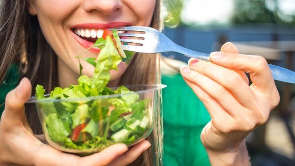 Chế độ dinh dưỡng nhiều rau xanh và trái cây tươi mỗi ngày