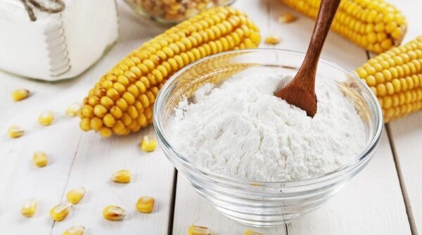 Hòa tan một ít bột bắp với nước lạnh rồi đun cùng sốt đến khi sánh lại