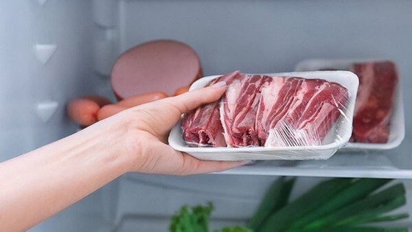 Cho thực phẩm vào túi kín rồi ngâm trong nước lạnh để rã đông nhanh