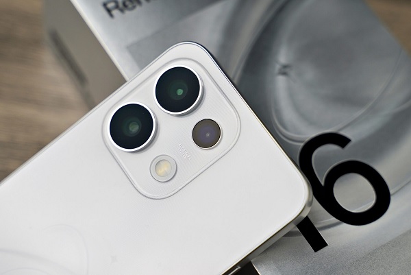 Cả hai đều sở hữu cụm camera chất lượng