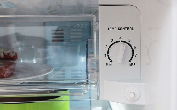 Nguyên nhân do nhiệt độ ngăn mát được cài quá thấp