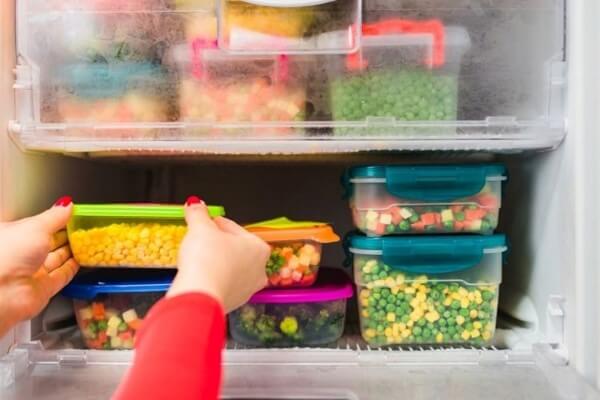 Thực phẩm được xếp quá nhiều làm che kín các khe thông gió