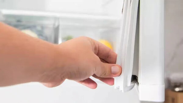 Nguyên nhân do gioăng cửa tủ lạnh bị hở, rách hoặc bám bẩn