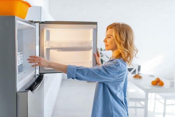 Tủ lạnh bị xuống cấp sau nhiều năm sử dụng