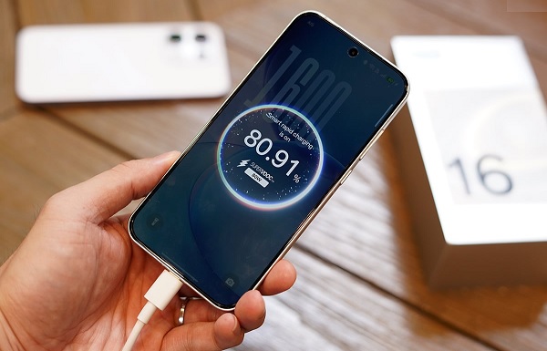 OPPO Reno16 F 5G được trang bị viên pin dung lượng 7.000 mAh, kết hợp sạc nhanh 80W SUPERVOOC