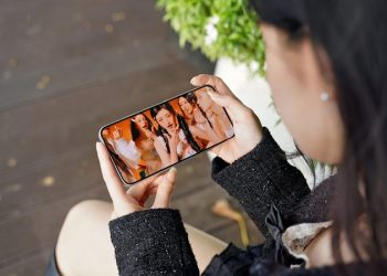 OPPO Reno16 F 5G có gì nổi bật khiến giới công nghệ đánh giá là 'quái vật' tầm trung mới?