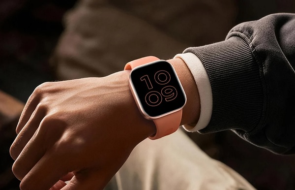 Thiết bị không tích hợp trực tiếp nền tảng Google giống như các dòng smartwatch vận hành Wear OS