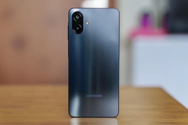Thiết kế quen thuộc với cụm camera kép