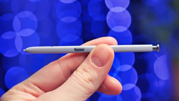 Galaxy S25 Ultra có sẵn bút S Pen đi kèm bên trong thân máy