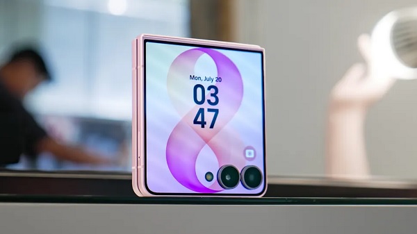 Tâm điểm của dòng Z Flip8 năm nay chính là màn hình ngoài được mở rộng lên kích thước 4.1 inch
