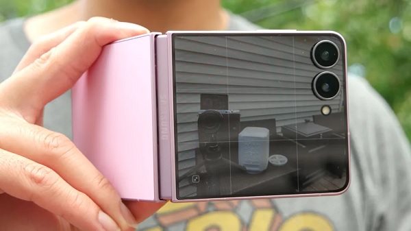 Galaxy Z Flip8 chỉ sở hữu cụm camera kép gồm ống kính tiêu chuẩn 50MP và góc siêu rộng 12MP