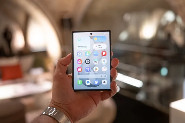 Galaxy Z Fold8 mang tới sự cơ động tuyệt vời với hai không gian hiển thị riêng biệt