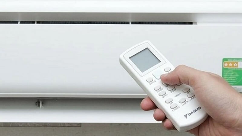 Điều khiển hết pin hoặc pin yếu khiến điều hòa hoạt động không ổn định