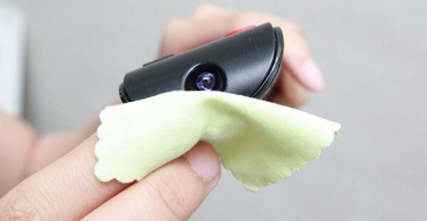 Vệ sinh các khe phím bằng tăm bông và lau mắt phát hồng ngoại bằng khăn khô