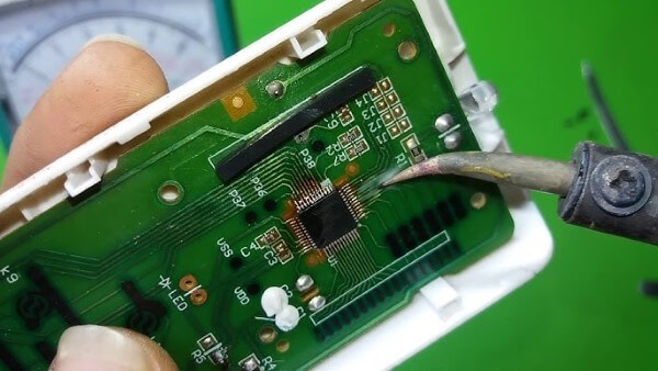 Tiến hành vệ sinh bo mạch điều khiển điều hòa