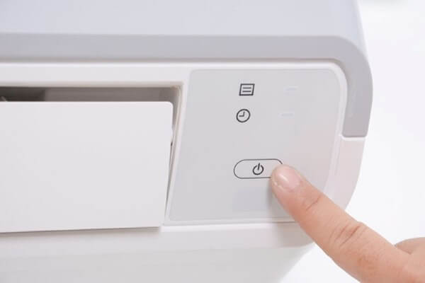 Nhấn nút ON/OFF dưới nắp trước để điều khiển điều hòa