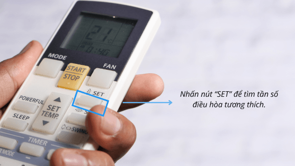 Giữ nút SET trên điều khiển khoảng 5–6 giây