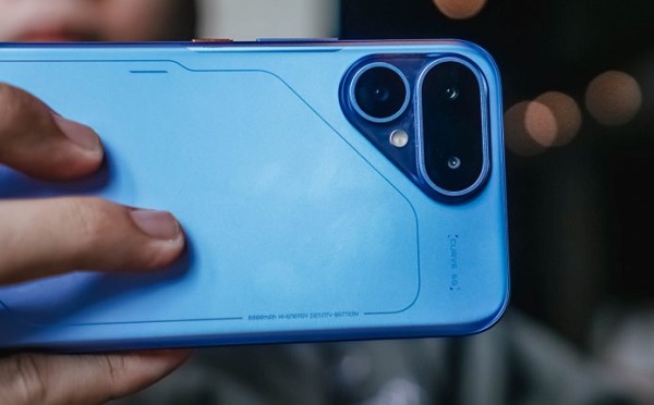 Cụm camera hình tam giác được bao bọc bởi phần khung viền sơn giả kim loại